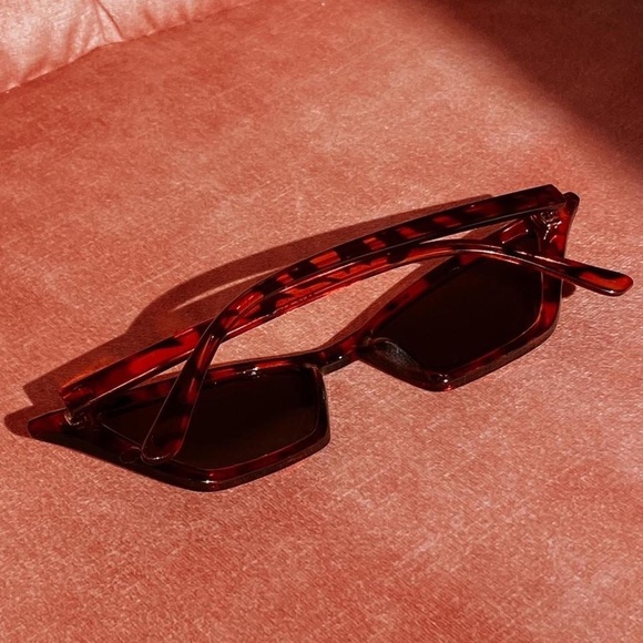 TORTOISESHELL GEOMETRIC CAT EYE SHADES - Picture 6 of 7